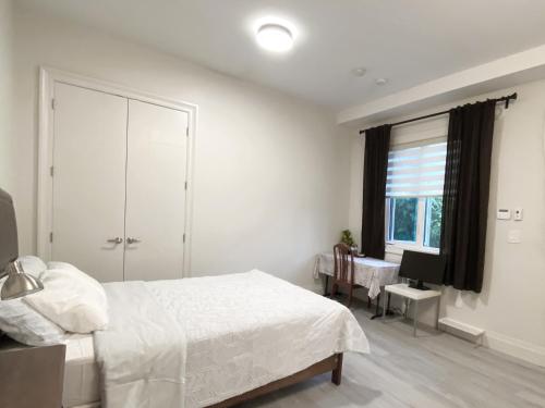 una camera con letto bianco e scrivania di Guest suite in Richmond(Rose Garden Vacation) a Richmond