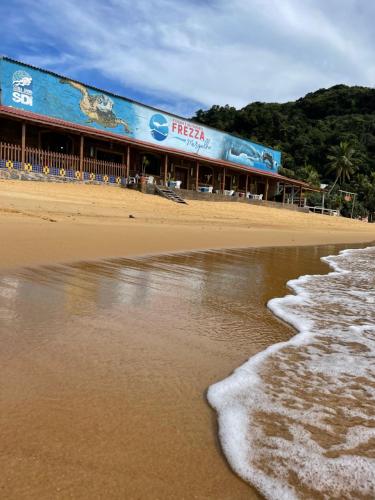 budynek na plaży nad oceanem w obiekcie Pousada Frezza Mergulho w mieście Praia Vermelha