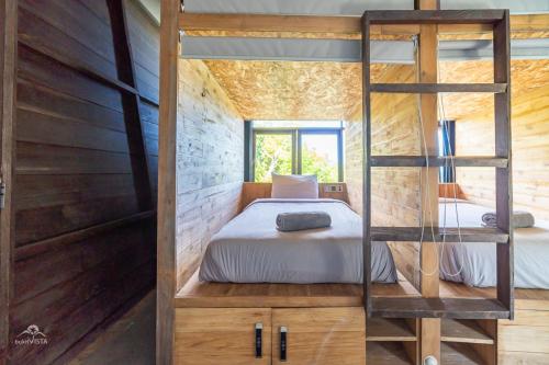 Ένα ή περισσότερα κρεβάτια σε δωμάτιο στο Bong Hostel Nusa Lembongan by Bukit Vista