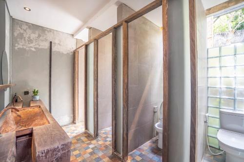 Ένα μπάνιο στο Bong Hostel Nusa Lembongan by Bukit Vista