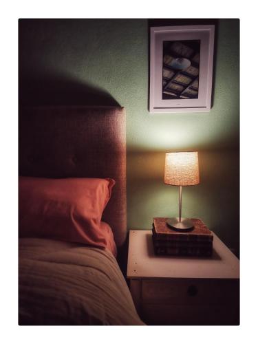 吉拉諾貝爾格拉諾的住宿－Casa Casuarina，床头灯台上的灯