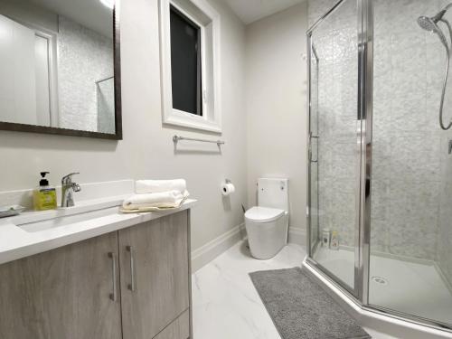 La salle de bains est pourvue d'une douche, de toilettes et d'un lavabo. dans l'établissement Guest suite in Richmond(Rose Garden Vacation), à Richmond