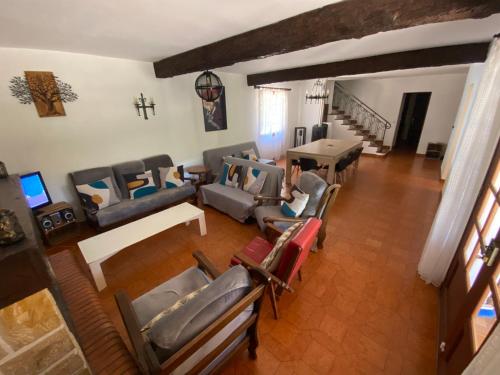 vista sul soffitto di un soggiorno con divani e sedie di Villa la Commanderie a Pontevès