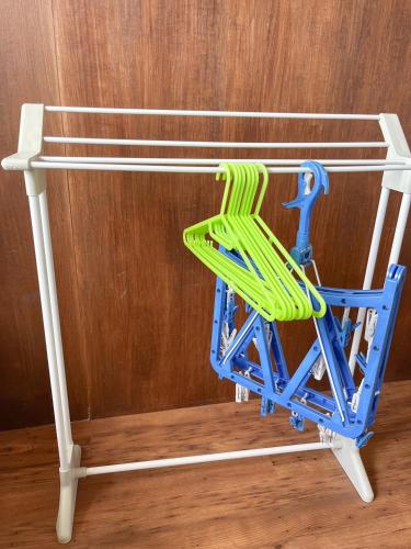a toy rack with a green and blue rake on it at フェーヌカジ洋室 in Miyako Island