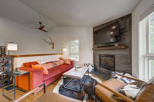 Χώρος καθιστικού στο Newly Updated! Hot tub/pool! Mountain View! Pets!