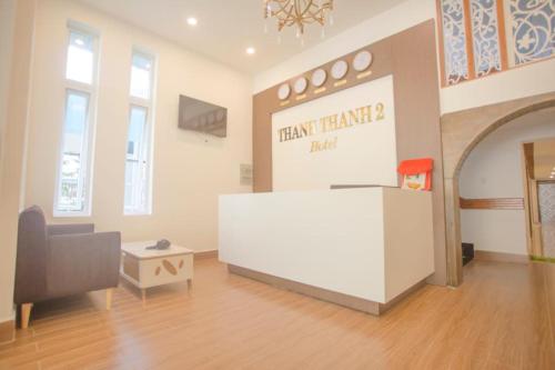 Thanh Thanh 2 Hotel في دالات: غرفة انتظار مع منضدة بيضاء وكرسي