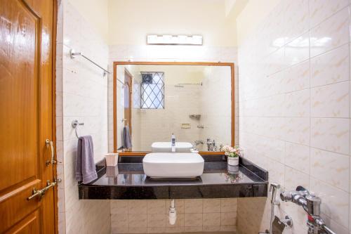 Un baño de 'Golden Sea Shell' 1 bhk Beach apartment