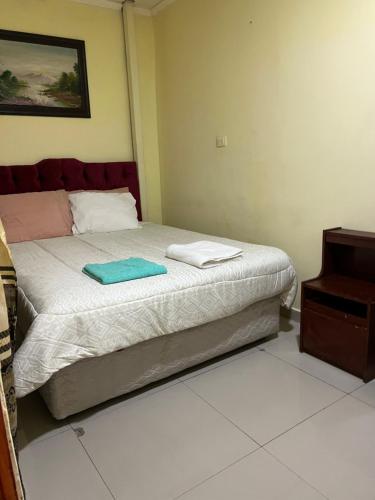 1 dormitorio pequeño con 1 cama con 2 toallas en Apartamento Luciana en Calama