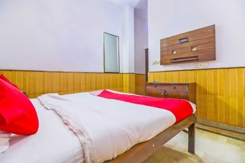 - une chambre avec un lit et une couverture rouge dans l'établissement Flagship Hotel Prem Chunaria, à Moradabad