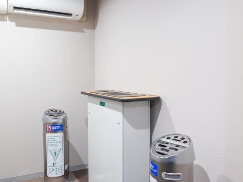 a room with a heater and a trash can at 高松パークホテル in Takamatsu