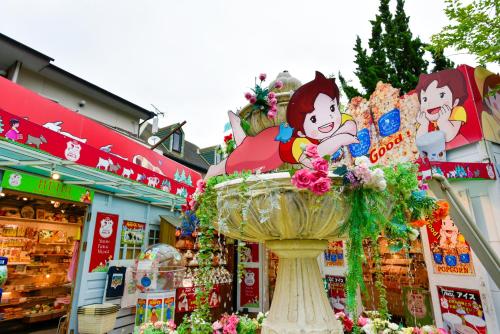 a large vase in front of a store at ＹＵＦＵＩＮ　ＦＬＯＲＡＬ　ＶＩＬＬＡＧＥ　ＨＯＴＥＬ in Yufu