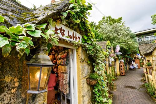 a shop with a sign on the side of a building at ＹＵＦＵＩＮ　ＦＬＯＲＡＬ　ＶＩＬＬＡＧＥ　ＨＯＴＥＬ in Yufu