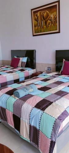 two beds sitting next to each other in a bedroom at Risal Guest House in Munggu
