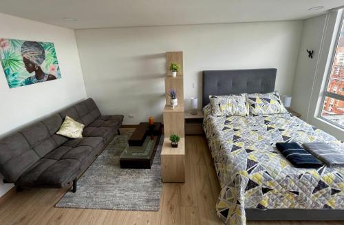 1 dormitorio con 1 cama y 1 sofá en Apartaestudio/Loft - Último Piso - Hermosa Vista, en Bogotá