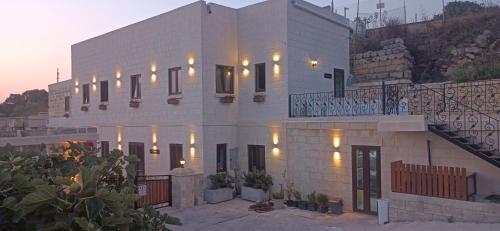 un edificio con luces en el lateral. en Ta' Gingel Farm Agriturisim B&B. Malta, en St Paul's Bay