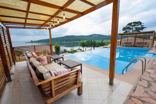 vista para uma piscina a partir de uma villa em Divine Resort & Spa em Kampala