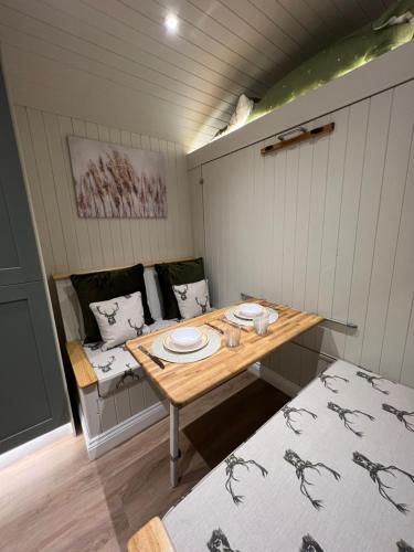um pequeno quarto com uma mesa e duas camas em Southfield Shepards Huts em Durham