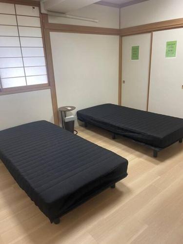 two beds in a room at 最大２２名BBQ.サウナ.カラオケ.ビリヤード.卓球付き! in Nasu-yumoto