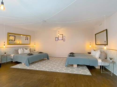 Zimmer mit 2 Betten und einem Spiegel in der Unterkunft presence: grosszüges Loft_ bis 6 Pers_zentral in Luzern