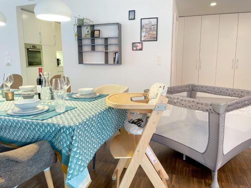 a dining room with a table and a bunk bed at presence: grosszüges Loft_ bis 6 Pers_zentral in Luzern