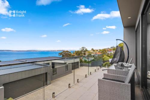 Apartamento con balcón con vistas al agua en As new beachside luxury villa with stunning views, en Kingston Beach