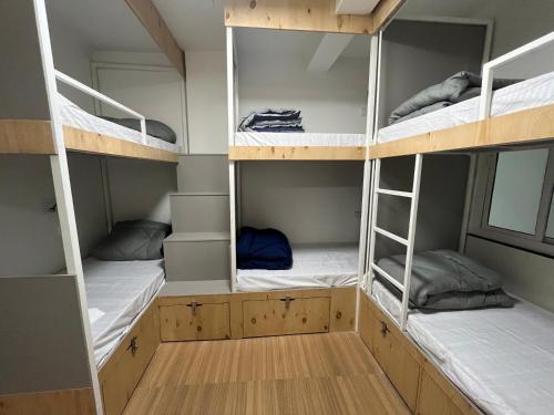 Ein Bett oder Betten in einem Zimmer der Unterkunft Joey's By The Ganges