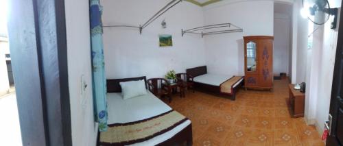 Habitación con 1 cama, 1 mesa y 1 dormitorio. en Hong Minh Guesthouse en Mù Cang Chải