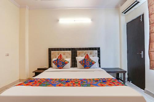 新德里的住宿－FabHotel Gera，一间卧室,卧室内配有一张大床
