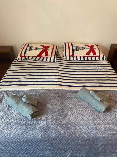 1 cama con 2 toallas y 2 almohadas en Charming 2 bedrooms apartment, en Stabio