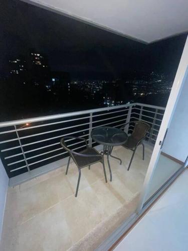 Apartamento en el poblado con vista ala ciudad tesisinde bir balkon veya teras