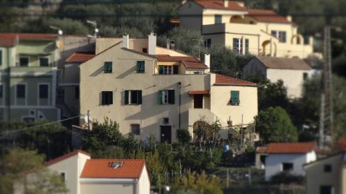 eine Gruppe von Häusern auf einem Hügel in der Unterkunft A ca' du Risso - Appartamento - Sea & outdoor for families, bikers and climbers in Calice Ligure