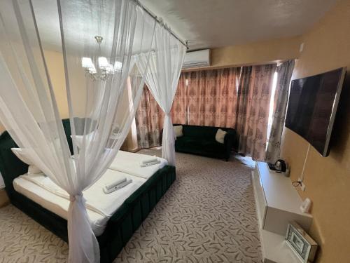 a hotel room with a bed with a canopy at pensiunea medellin in Tulcea