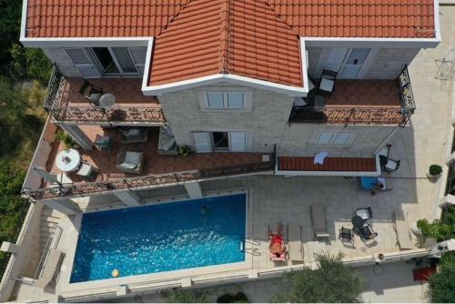 - une vue aérienne sur une maison avec une piscine dans l'établissement Villa Mare Apartments, à Tivat
