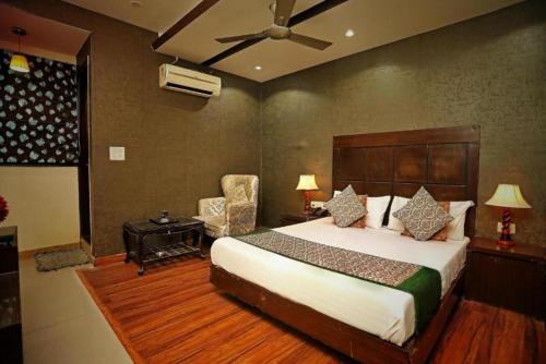 um quarto com uma cama grande e uma ventoinha em Staybook Hotel Aira, Paharganj, New Delhi Railway Station em Nova Deli