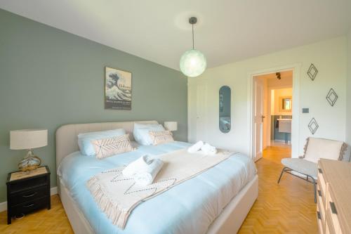 夏慕尼白朗峰的住宿－All Nature Duplex - Happy Rentals，一张大白色的床,位于带椅子的房间