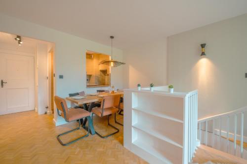 une cuisine avec une table et des chaises dans une pièce dans l'établissement All Nature Duplex - Happy Rentals, à Chamonix-Mont-Blanc