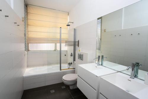 y baño con lavabo, aseo y bañera. en Huge Ultra Luxury TLV Apartment, en Tel Aviv