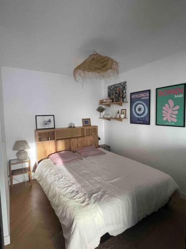 une chambre avec un grand lit dans une pièce dans l'établissement Superbe Appartement - Centre ville Vannes à pied, à Vannes