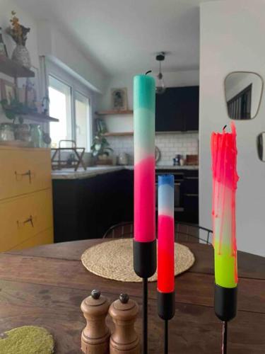 3 bougies sur une table en bois dans une cuisine dans l'établissement Superbe Appartement - Centre ville Vannes à pied, à Vannes