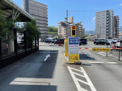 uma rua com um sinal na berma da estrada em Chambord Kyomachi 205 - Vacation STAY 69095v em Kumamoto