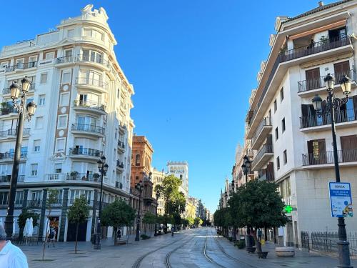 セビリアにあるPuerta de Jerez IIの高層ビルが建ち並ぶ街の空き道