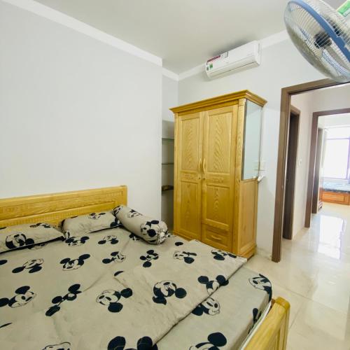 1 dormitorio con 1 cama con almohadas blancas y negras en CĂN HỘ NGHỈ DƯỠNG, en Nha Trang