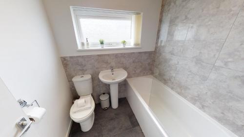 uma casa de banho com um WC, um lavatório e uma banheira em Flexley House Workstays UK em Middlesbrough