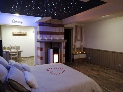 1 dormitorio con 1 cama con techo de estrellas en Cosykaza - SPA - Sauna - Hammam 