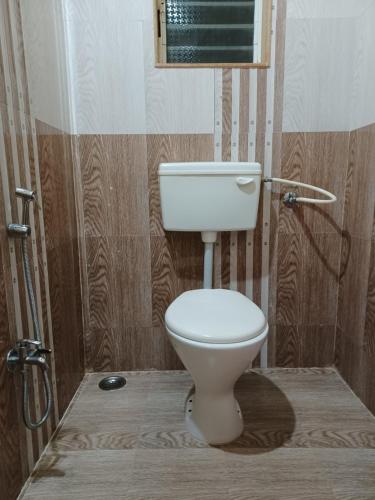 馬哈巴萊斯赫瓦爾的住宿－Royal Nest Villa，浴室设有白色的卫生间和镜子