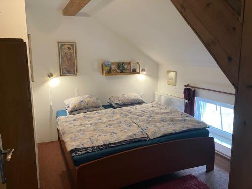 ein Schlafzimmer mit einem Bett mit zwei Kissen darauf in der Unterkunft Kořenov byt Alda in Kořenov