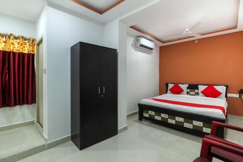 een slaapkamer met een bed en een kast bij New Cyber Grand Madhapur in Kondapur