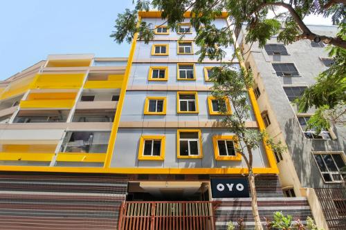 un immeuble avec des fenêtres jaunes et blanches dans l'établissement New Cyber Grand Madhapur, à Kondapur