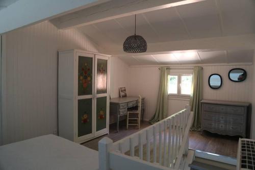une chambre avec un escalier et une chambre avec une table dans l'établissement plein ciel A 83, à La Croix-Valmer