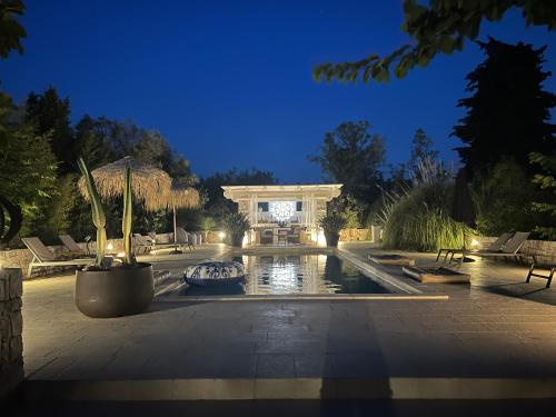 una piscina en un patio con un pabellón en Il Saraceno B&B, en Carovigno